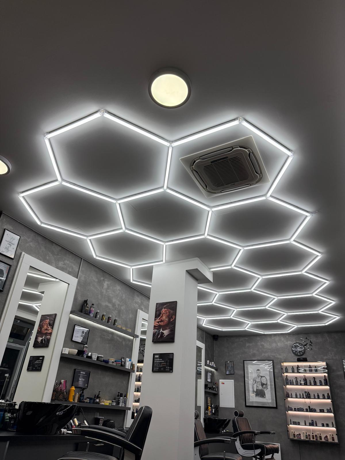 Designové LED osvětlení v barber salonu
