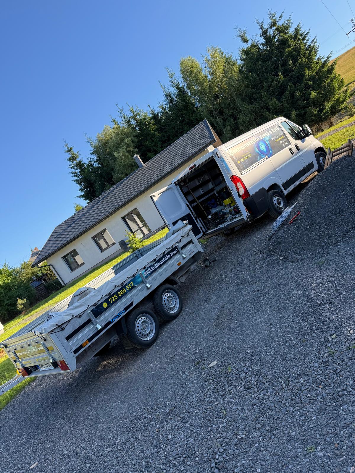 Servisní vůz Elektro Jiroud u rodinného domu