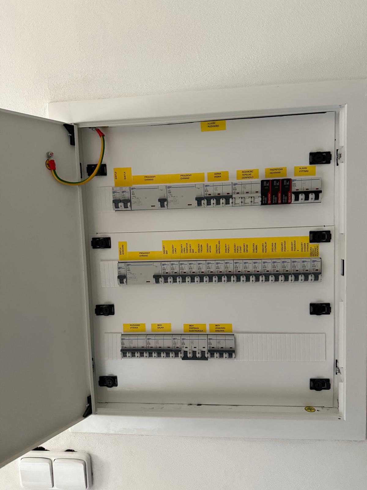 Osazený a popsaný hlavní elektrický rozvaděč